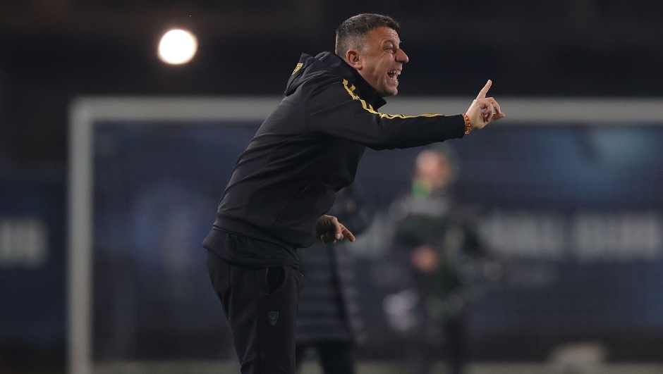 EMPOLI, ITALY - DECEMBER 11: Head coach Roberto D'Aversa manager of US Lecce gestures during the Serie A TIM match between Empoli FC and US Lecce at Stadio Carlo Castellani on December 11, 2023 in Empoli, Italy. (Photo by Gabriele Maltinti/Getty Images)