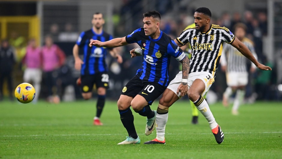 MILAN, ITALY - FEBRUARY 04:  Lautaro Martinez of FC Internazionale in action during the Serie A TIM match between FC Internazionale and Juventus - Serie A TIM  at Stadio Giuseppe Meazza on February 04, 2024 in Milan, Italy. (Photo by Mattia Pistoia - Inter/Inter via Getty Images)