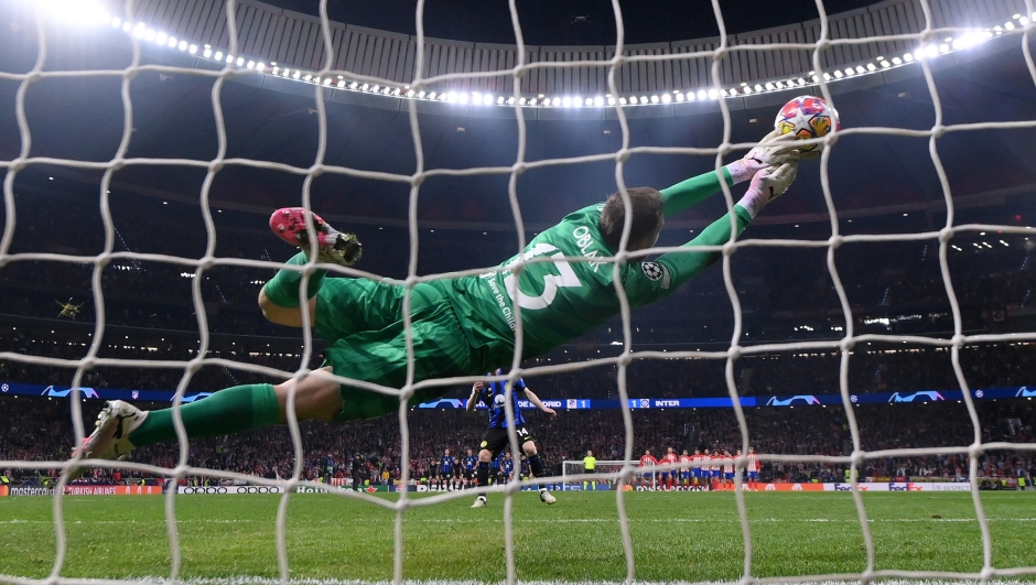 MADRID, SPAIN - MARCH 13: Jan Oblak of Atletico Madrid saves the third penalty from Davy Klaassen of FC Internazionale (hidden) in the penalty shoot out during the UEFA Champions League 2023/24 round of 16 second leg match between Atlético Madrid and FC Internazionale at Civitas Metropolitano Stadium on March 13, 2024 in Madrid, Spain. (Photo by David Ramos/Getty Images)