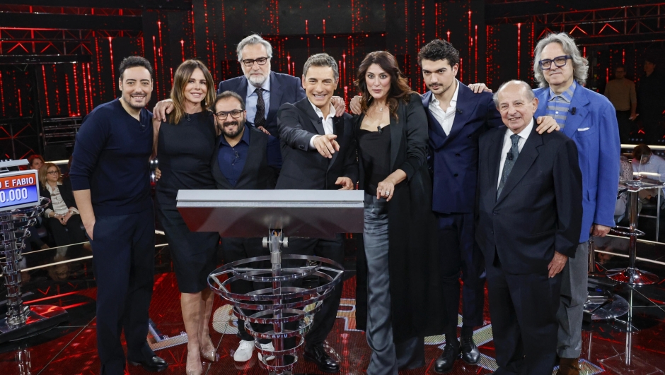 Marco Liorni al centro con gli ospiti del programma televisivo in onda su Rai Uno Leredità - Viva la Rai, Roma 15 marzo 2024. ANSA/FABIO FRUSTACI