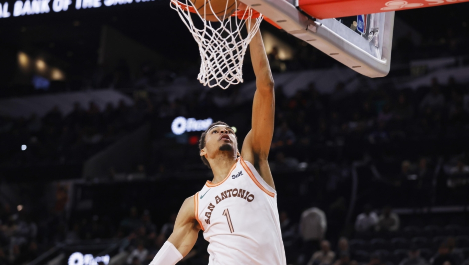 epa11230461 San Antonio Spurs center Victor Wembanyama of France makes a dunk during the second half of the NBA basketball game between the San Antonio Spurs and the Dallas Mavericks in San Antonio, Texas, USA, 19 March 2024.  EPA/ADAM DAVIS SHUTTERSTOCK OUT