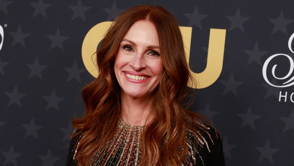 (FILES) US actress Julia Roberts arrives for the 28th Annual Critics Choice Awards at the Fairmont Century Plaza Hotel in Los Angeles, California on January 15, 2023. Cocooning with the family, cheeseburgers and sleeping pills: Julia Roberts tells AFP her recipe for coping with the apocalypse without anxiety, on the occasion of the release of a disaster film in which she plays the lead role on Netflix. (Photo by Michael TRAN / AFP)