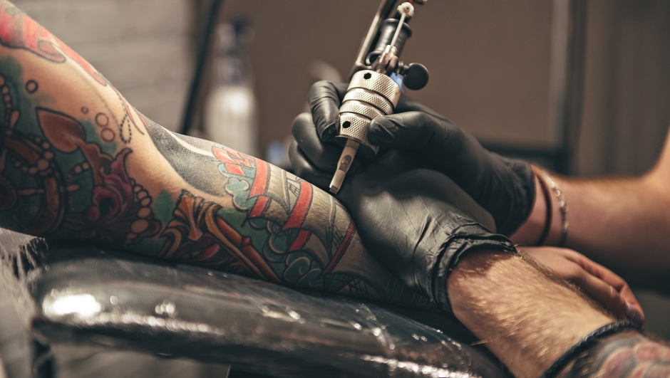 Epatite A, B ed E: casi in aumento anche per colpa di manicure, piercing e tatuaggi