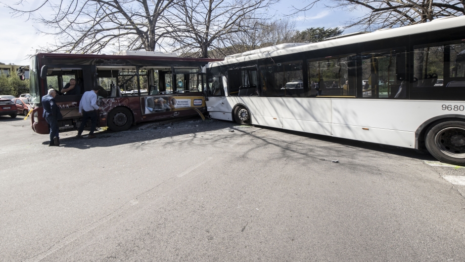 Roma - Scontro tra autobus alla stazione Monte Mario -  scontro tra bus Atac - fotografo: Giuliano Benvegnù