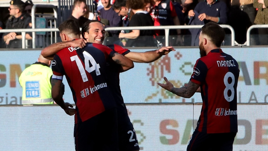 CAGLIARI, ITALY - APRIL 07: Tommaso Augello of Cagliari celebrates his goal 1-1 during the Serie A TIM match between Cagliari and Atalanta BC - Serie A TIM  at Sardegna Arena on April 07, 2024 in Cagliari, Italy. (Photo by Enrico Locci/Getty Images) (Photo by Enrico Locci/Getty Images)