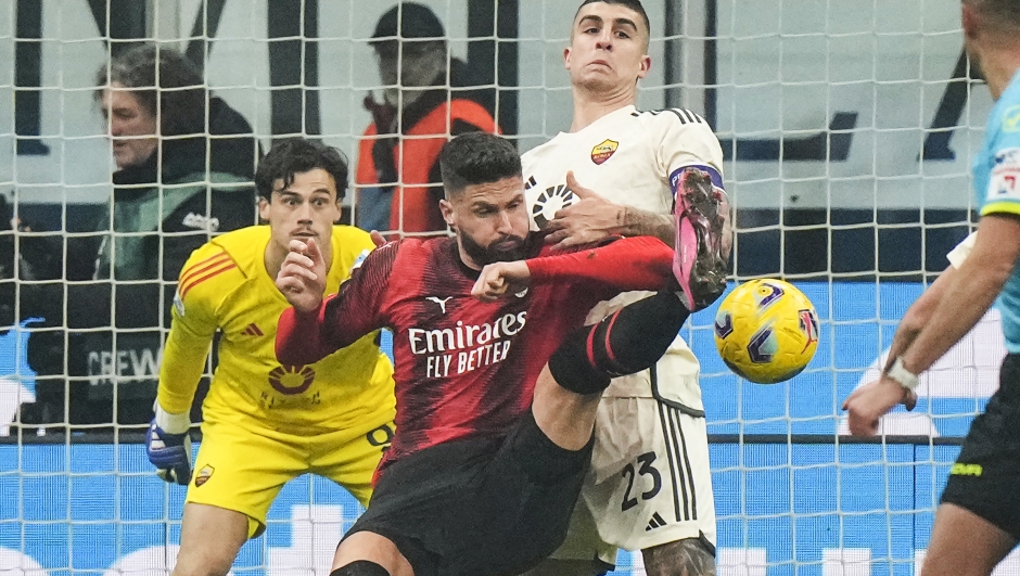 AC Milan's Olivier Giroud, centre, tries to score during the Serie A soccer match between AC Milan and Roma at the San Siro stadium in Milan, Italy, Sunday, Jan. 14, 2024. (AP Photo/Luca Bruno)