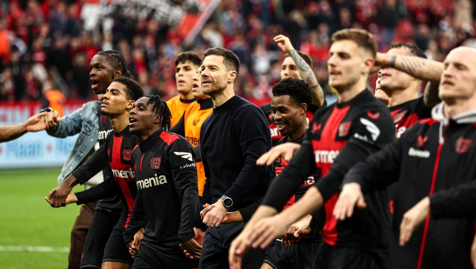 epa11251717 Leverkusen's head coach Xabi Alonso (C) and players celebrate after winning the German Bundesliga soccer match between Bayer 04 Leverkusen and TSG Hoffenheim in Leverkusen, Germany, 30 March 2024.  EPA/LEON KUEGELER CONDITIONS - ATTENTION: The DFL regulations prohibit any use of photographs as image sequences and/or quasi-video.