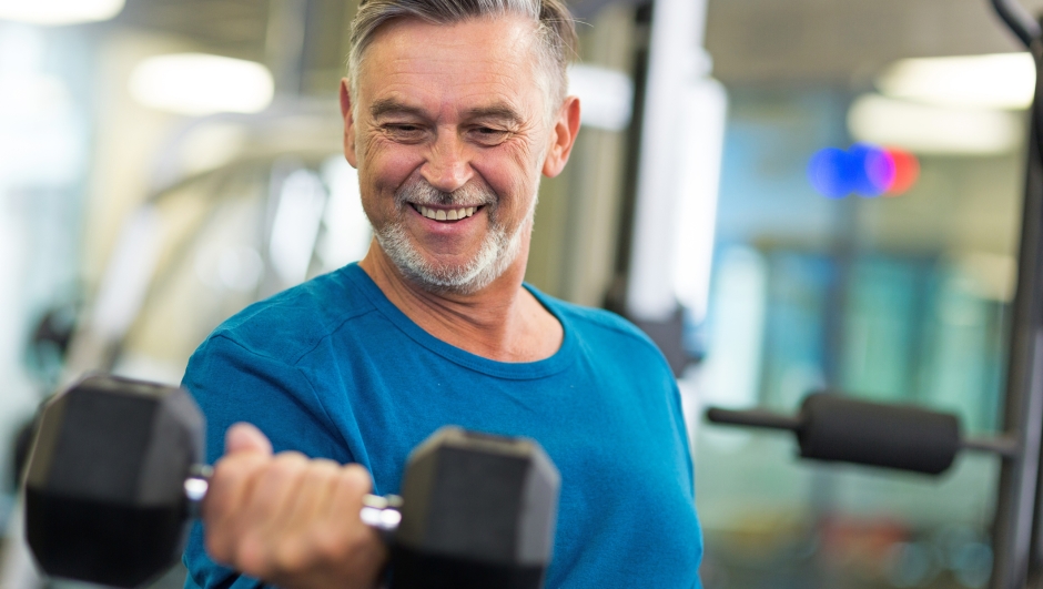 Over 60: i pesi fanno bene anche all'umore, secondo uno studio