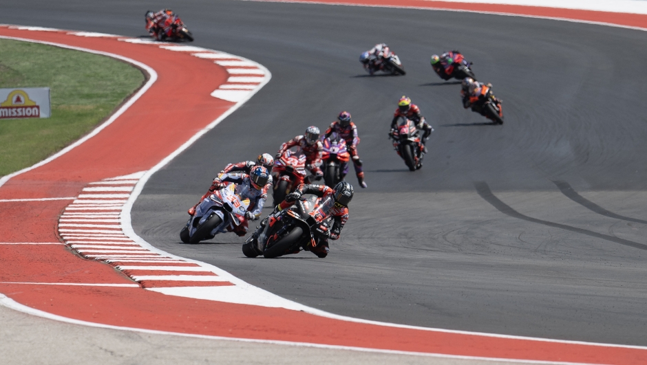 AUSTIN, TEXAS - APRIL 13: Maverick Vinales of Spain and Aprilia Racing leads the field during the MotoGP Of The Americas - Sprint on April 13, 2024 at Circuit of the Americas in Austin, Texas.   Mirco Lazzari gp/Getty Images/AFP (Photo by Mirco Lazzari gp / GETTY IMAGES NORTH AMERICA / Getty Images via AFP)