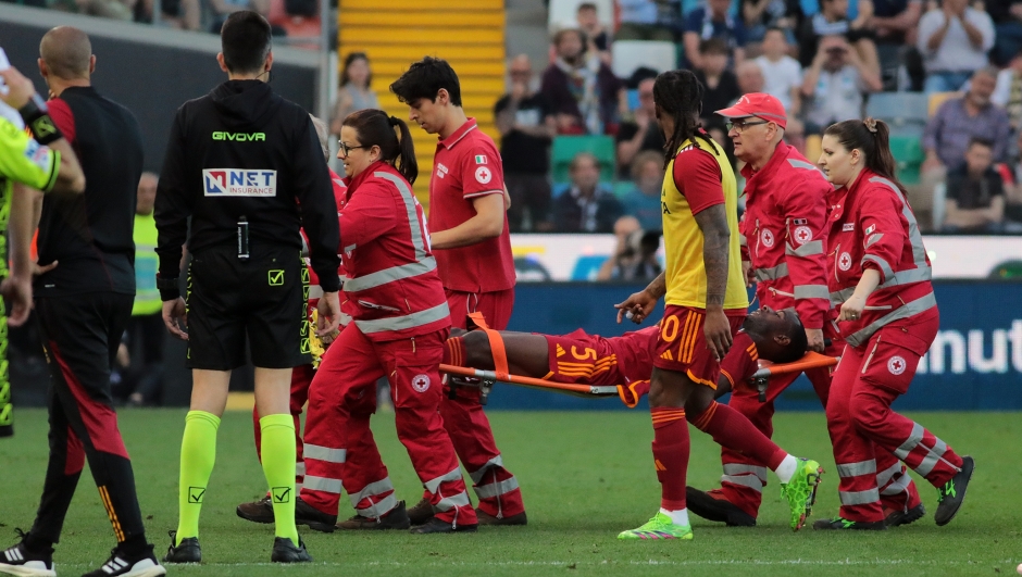 Roma's Evan Ndicka injured during the Serie A soccer match between Udinese and Roma at the Bluenergy Stadium in Udine, north east Italy - Sunday, April 14, 2024. Sport - Soccer (Photo by Andrea Bressanutti/Lapresse)