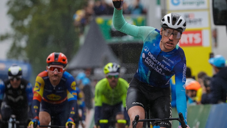 Tour de Romandie 2024 - 77th Edition - 5th stage Vernier - Vernier 150,8 km - 28/04/2024 - Dorian Godon (FRA - Decathlon AG2R La Mondiale Team) - Simone Consonni (ITA - Lidl - Trek) - photo Massimo Fulgenzi/SprintCyclingAgency©2024