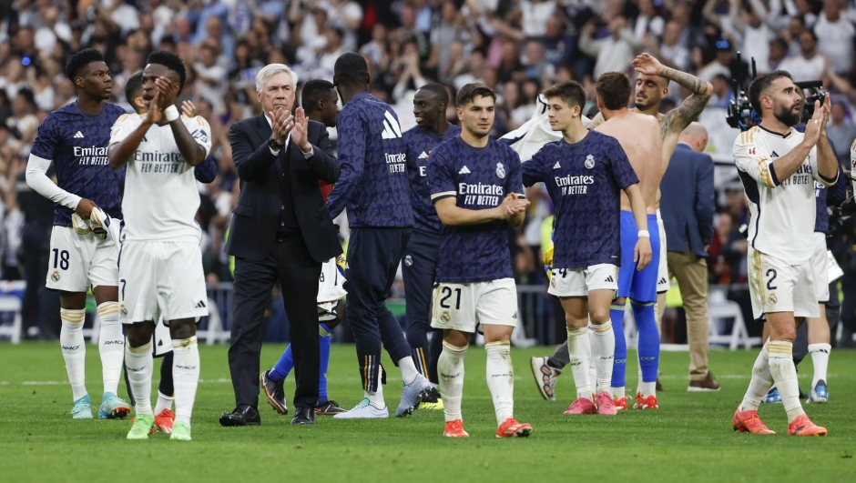 epa11318320 Players of Real Madrid and head coach Carlo Ancelotti (3-L) applaud supporters as they celebrate winning the Spanish LaLiga soccer match between Real Madrid and Cadiz in Madrid, Spain, 04 May 2024.  EPA/JJ Guillen