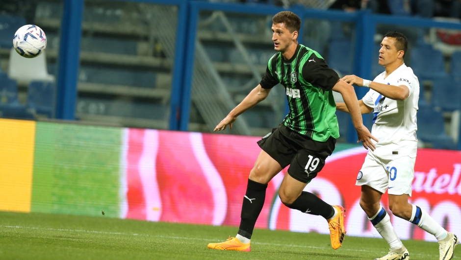 Foto Gianni Santandrea/LaPresse 04 Maggio 2024.  Reggio Emilia, Italia - sport, calcio - Sassuolo vs Inter   - Campionato di calcio Serie A Tim  2023/2024 - Stadio Mapei.  Nella foto: Kumbulla Sanchez  Photo Gianni Santandrea/LaPresse May 4 2024. Reggio Emilia, Italy - sports, football - Sassuolo vs Inter  - Serie A Tim 2023/2024 football championship - Mapei Stadium.  In the picture: Kumbulla Sanchez