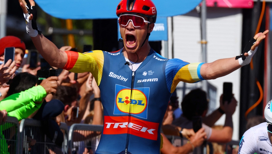Team Lidl-Trek's Italian rider Jonathan Milan celebrates as he crosses the finish line to winn the 4th stage of the 107th Giro d'Italia cycling race, 190 km between Acqui Terme and Andora, on May 7, 2024 in Andora. (Photo by Luca Bettini / AFP)