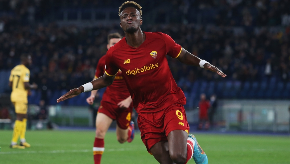 ROME, ITALY - APRIL 14:  Tammy Abraham of AS Roma celebrates after scoring the opening goal during the UEFA Conference League Quarter Final leg two match between AS Roma and FK Bodo/Glimt at Olimpico Stadium on April 14, 2022 in Rome, Italy.  (Photo by Paolo Bruno/Getty Images)