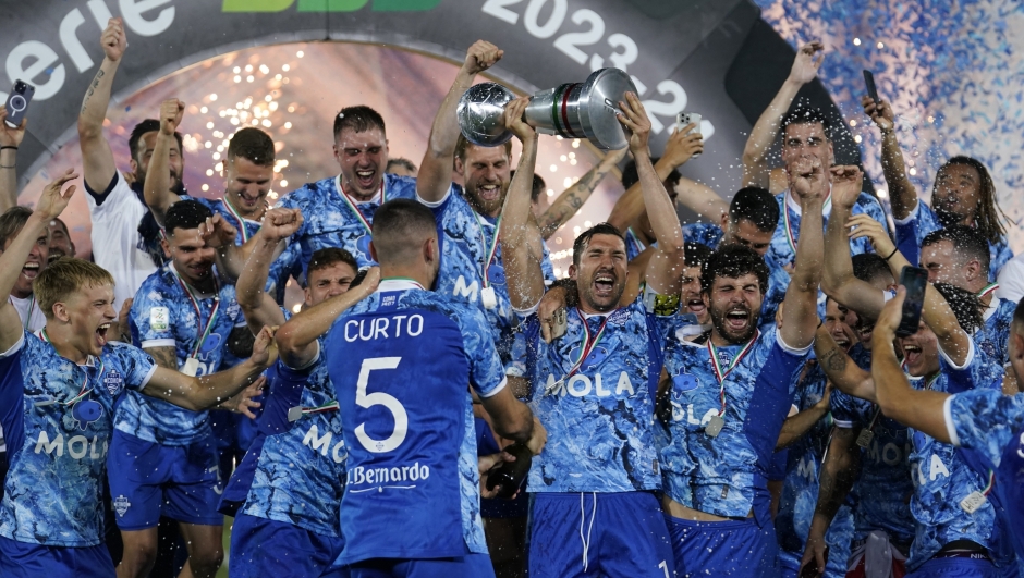 COMO, ITALY - MAY 10:  Players of Como 1907 celebrate promotion from the Serie B championship following the match beteween Como Calcio and Cosenza Calcio at Stadio G. Sinigaglia on May 10, 2024 in Como, Italy. (Photo by Pier Marco Tacca/Getty Images)