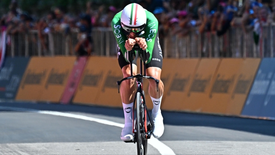Italian rider Filippo Ganna of Ineos Grenadiers team approaches the finish line of the 14th stage of the 107 Giro d'Italia 2024, an individual time trial (ITT) over 31.2 km from Castiglione delle Stiviere to Desenzano del Garda, Italy, 18 May 2024. ANSA/LUCA ZENNARO ZENNARO