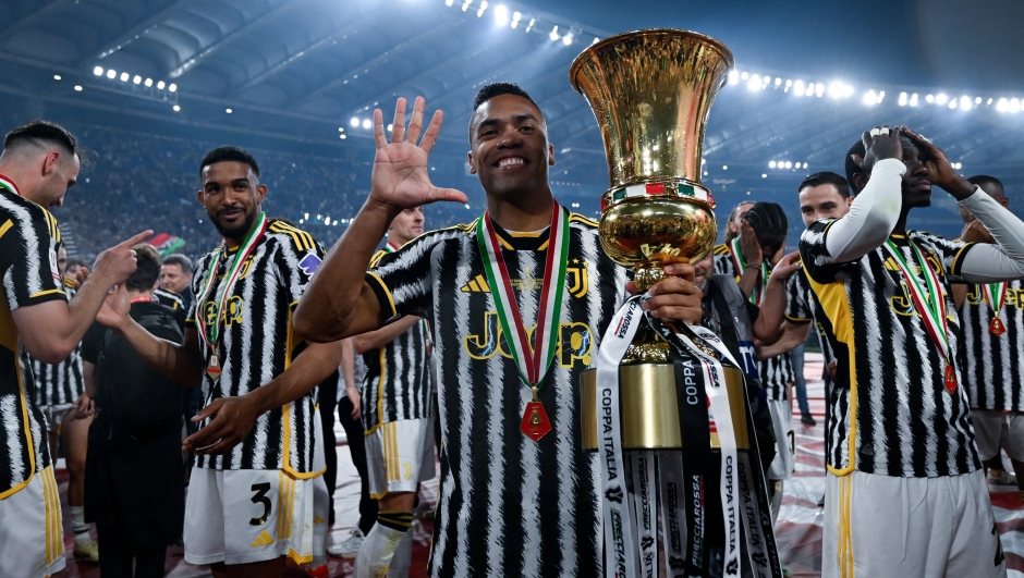 ROME, ITALY - MAY 15: Alex Sandro of Juventus celebrates the victory and raising the trophy after the Coppa Italia final match between Atalanta BC and Juventus FC at Olimpico Stadium on May 15, 2024 in Rome, Italy. (Photo by Daniele Badolato - Juventus FC/Juventus FC via Getty Images)