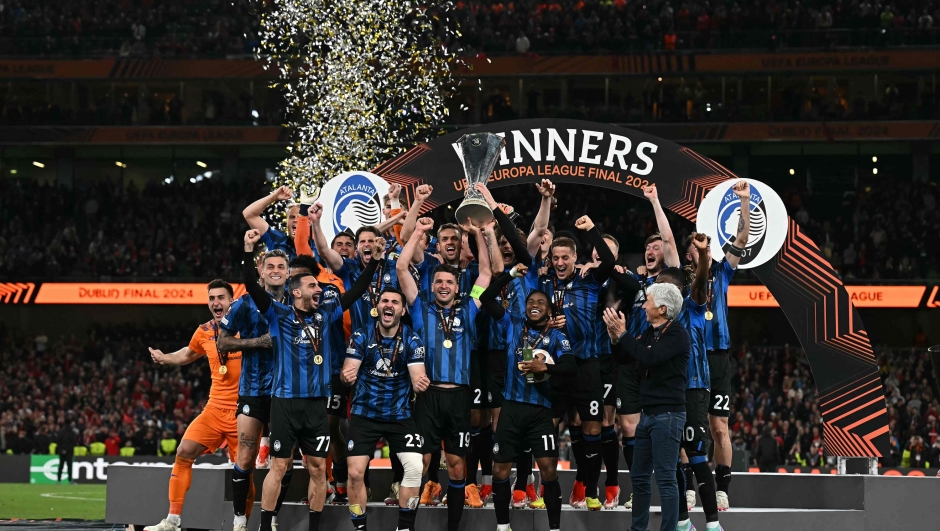 Atalanta's players celebrate with the trophy after the UEFA Europa League final football match between Atalanta and Bayer Leverkusen at the Dublin Arena stadium, in Dublin, on May 22, 2024. Atalanta won the game 3-0. (Photo by Paul ELLIS / AFP)