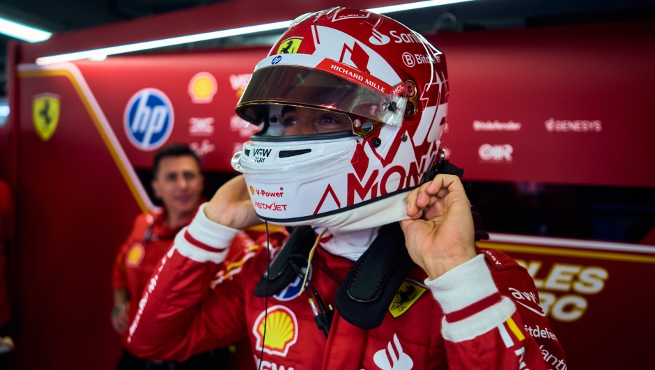 Charles Leclerc nel box Ferrari a Montecarlo