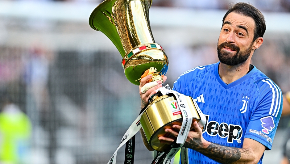 TURIN, ITALY - MAY 25: Carlo Pinsoglio of Juventus raises the Coppa Italia during the last championship game after the Serie A TIM match between Juventus and AC Monza at Allianz Stadium on May 25, 2024 in Turin, Italy. (Photo by Juventus FC/Juventus FC via Getty Images)