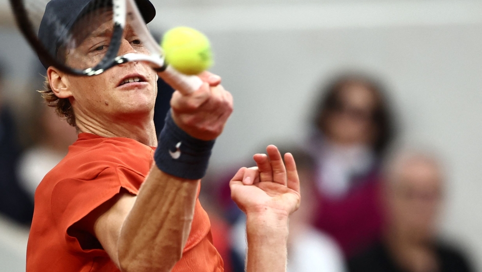 Italy's Jannik Sinner plays a forehand return to during their men's singles match on Court Suzanne-Lenglen on day two of the French Open tennis tournament at the Roland Garros Complex in Paris on May 27, 2024. (Photo by Anne-Christine POUJOULAT / AFP)
