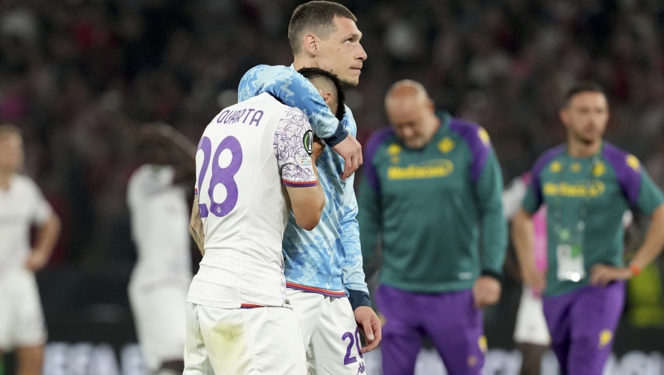 Fiorentina's Andrea Belotti and Lucas Martinez Quarta, left, react at the end of the Conference League final soccer match between Olympiacos FC and ACF Fiorentina at OPAP Arena in Athens, Greece, Thursday, May 30, 2024. Olympiacos won 1-0. (AP Photo/Petros Giannakouris)