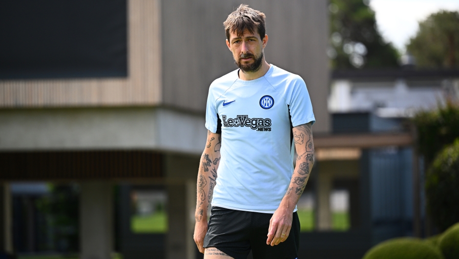 COMO, ITALY - MAY 25: Francesco Acerbi of FC Internazionale in action during the FC Internazionale training session at the club's training ground Suning Training Center on May 25, 2024 in Como, Italy. (Photo by Mattia Ozbot - Inter/Inter via Getty Images)