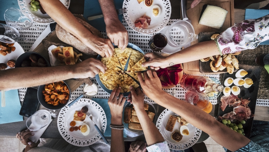 3 motivi per cui dovresti mangiare in compagnia più spesso