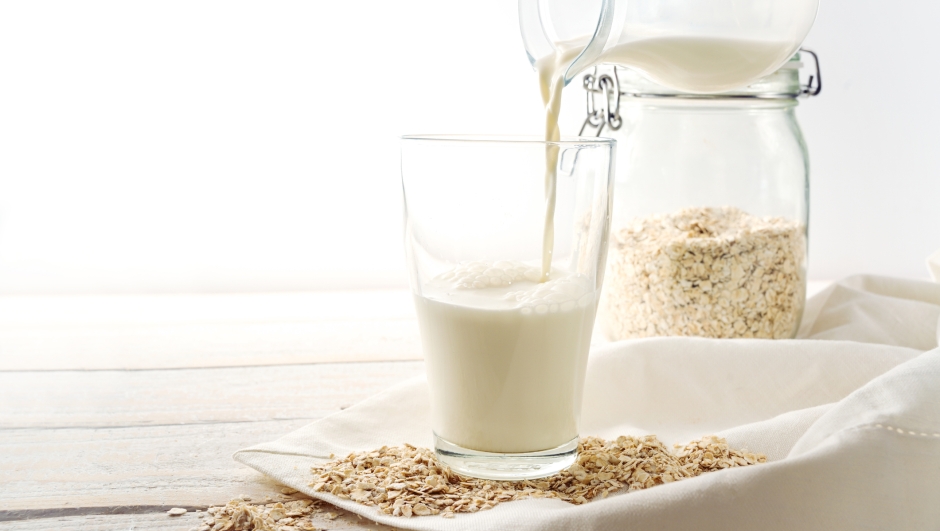 Latte d'avena: benefici per colesterolo, glicemia, ossa e sportivi