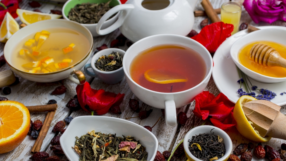 Il tè fa bene, ma non a tutti: benefici e controindicazioni