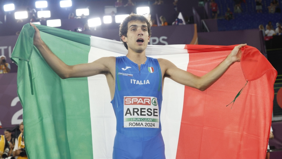 Italy's Pietro Arese celebrates winning the bronze medal at the men's 1500m final during the European Athletics Championships at the Olympic stadium in Rome on June 12, 2024. ANSA/FABIO FRUSTACI