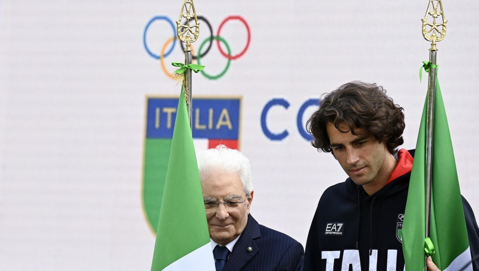 Il presidente della Repubblica, Sergio Mattarella (S), e Gianmarco Tamberi (D) durante la cerimonia nei giardini del Quirinale di consegna della bandiera tricolore per gli atleti in partenza per i Giochi Olimpici e Paralimpici di Parigi, Roma, 13 giugno 2024. ANSA/RICCARDO ANTIMIANI