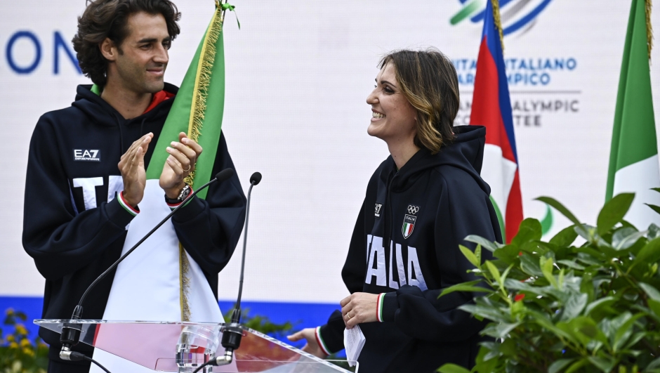 Arianna Errigo (D) e Gianmarco Tamberi (S) durante la cerimonia nei giardini del Quirinale di consegna della bandiera tricolore per gli atleti in partenza per i Giochi Olimpici e Paralimpici di Parigi, Roma, 13 giugno 2024. ANSA/RICCARDO ANTIMIANI