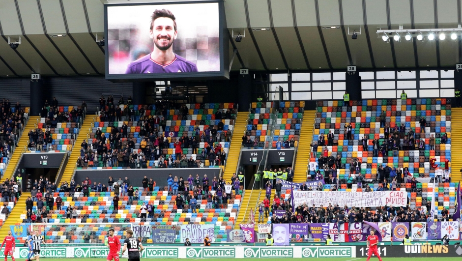 Fiorentina's supporters show a banner in memory of Davide Astori during the italian Serie A soccer match Udinese Calcio vs ACF Fiorentina at Friuli stadium in Udine, Italy, 03 April 2018.
ANSA/STEFANO LANCIA