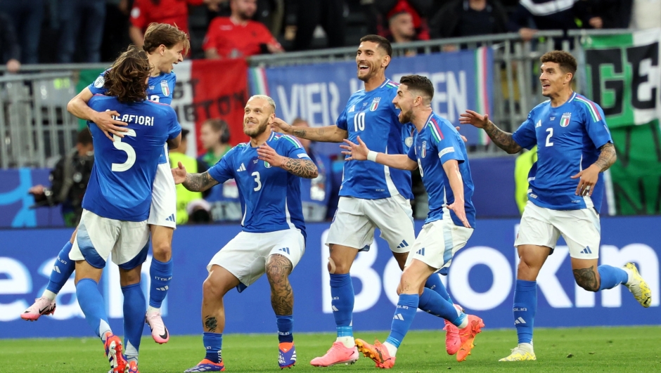 epa11413558 Nicolo Barella of Italy (2L) celebrates with teammates scoring the 2-1 goal during the UEFA EURO 2024 group B soccer match between Italy and Albania, in Dortmund, Germany, 15 June 2024.  EPA/FRIEDEMANN VOGEL