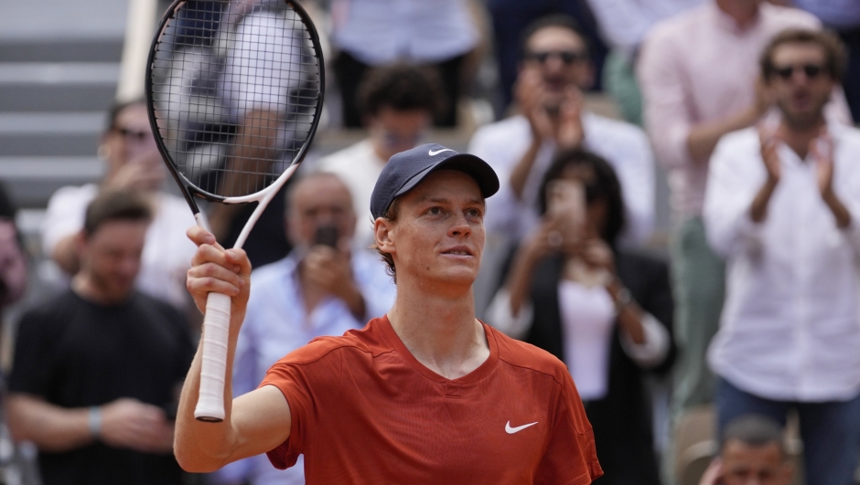 Italy's Jannik Sinner celebrates as he won the quarterfinal match of the French Open tennis tournament against Bulgaria's Grigor Dimitrov at the Roland Garros stadium in Paris, Tuesday, June 4, 2024. (AP Photo/Thibault Camus)