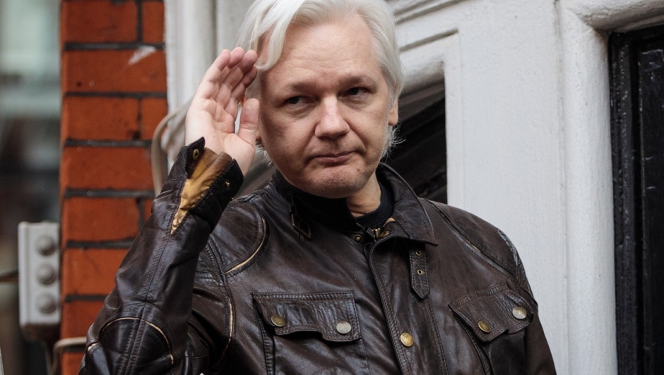 Julian Assange patteggia è libero