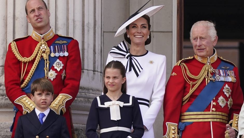 Britain\'s King Charles III, right, is joined by Prince William, Prince Louis, Princess Charlotte and Kate Princess of Wales on the Balcony at Buckingham Palace after attending the Trooping the Color ceremony, in London, Saturday, June 15, 2024. Trooping the Color is the King\'s Birthday Parade and one of the nation\'s most impressive and iconic annual events attended by almost every member of the Royal Family. (AP Photo/Alberto Pezzali)  Associated Press/LaPresse    Associated Press / LaPresse Only italy and Spain
