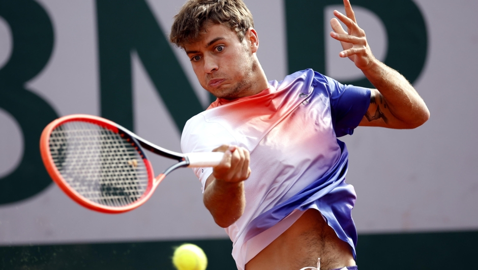 epa11380051 Flavio Cobolli of Italy in action during his Men's Singles 2nd round match against Holger Rune of Denmark during the French Open Grand Slam tennis tournament at Roland Garros in Paris, France, 30 May 2024.  EPA/YOAN VALAT