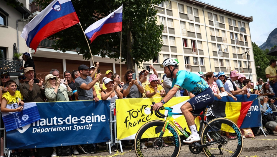 Astana Qazaqstan Team's British rider Mark Cavendish awaits the start of the 5th stage of the 111th edition of the Tour de France cycling race, 177,5 km between Saint-Jean-de-Maurienne and Saint-Vulbas, on July 3, 2024. (Photo by Anne-Christine POUJOULAT / AFP)