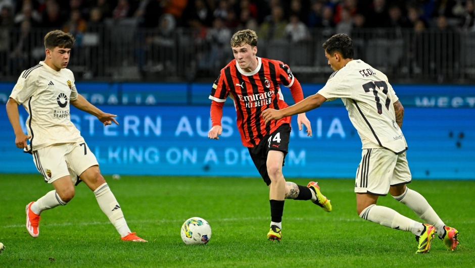 epa11382959 Ãlejandro Sanchez of AC Milan controls the ball during the Soccer friendly match between the AC Milan and the AS Roma at Optus Stadium in Perth, Australia, 31 May 2024 (issued 01 June 2024).  EPA/STEFAN GOSATTI AUSTRALIA AND NEW ZEALAND OUT