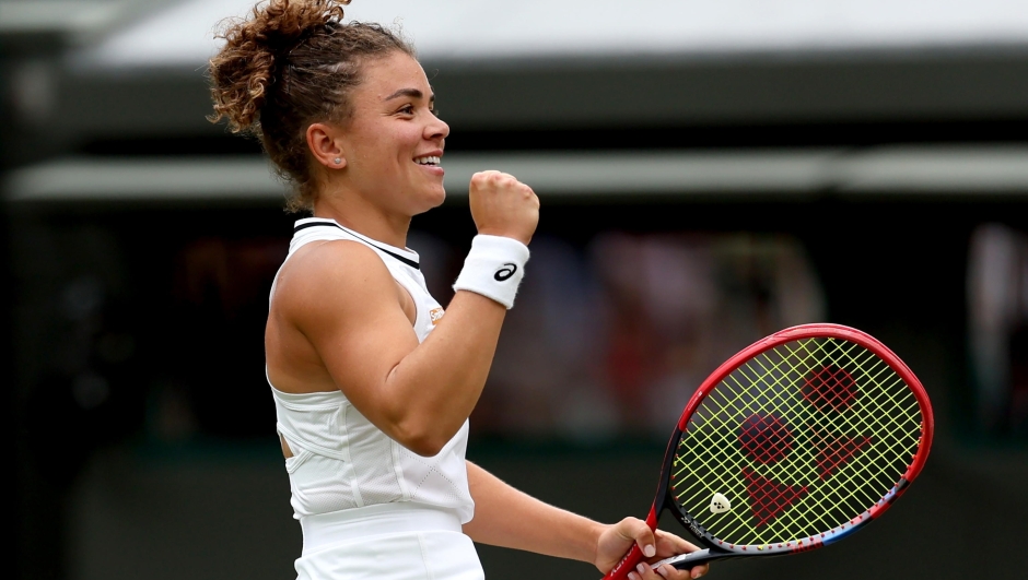 epa11459200 Jasmine Paolini of Italy celebrates after winning the Women's 3rd round match against Bianca Andreescu of Canada at the Wimbledon Championships, Wimbledon, Britain, 05 July 2024. Paolini won in two sets.  EPA/TIM IRELAND  EDITORIAL USE ONLY