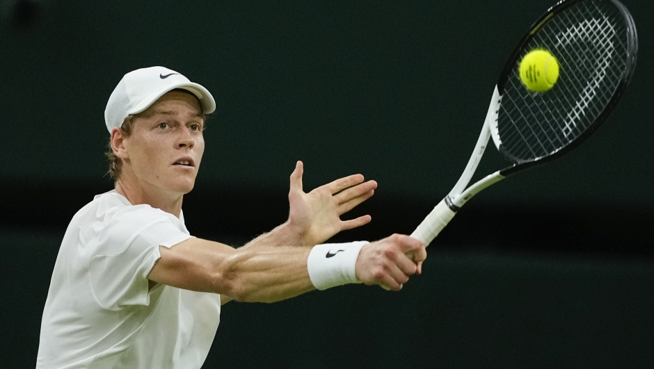 IJannik Sinner of Italy plays a backhand return to Miomir Kecmanovic of Serbia during their third round match at the Wimbledon tennis championships in London, Friday, July 5, 2024. (AP Photo/Mosa'ab Elshamy)