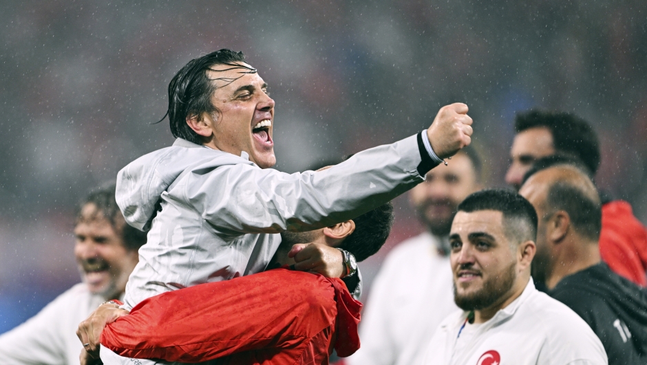 Turkey coach Vincenzo Montella, left, celebrate after winning a round of sixteen match against Austria at the Euro 2024 soccer tournament in Leipzig, Germany, Tuesday, July 2, 2024. (Sebastian Christoph Gollnow/dpa via AP)