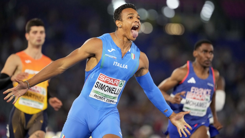 Lorenzo Simonelli, of Italy, celebrates crosses the finish line to win the gold medal in the men\'s 110 meters hurdles final at the the European Athletics Championships in Rome, Saturday, June 8, 2024. (AP Photo/Alessandra Tarantino)    Associated Press / LaPresse Only italy and Spain