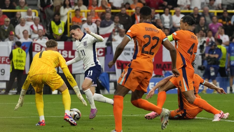 England's Phil Foden, 2nd left, fails to score past Netherlands goalkeeper Bart Verbruggen, left, during a semifinal match between the Netherlands and England at the Euro 2024 soccer tournament in Dortmund, Germany, Wednesday, July 10, 2024. (AP Photo/Frank Augstein)