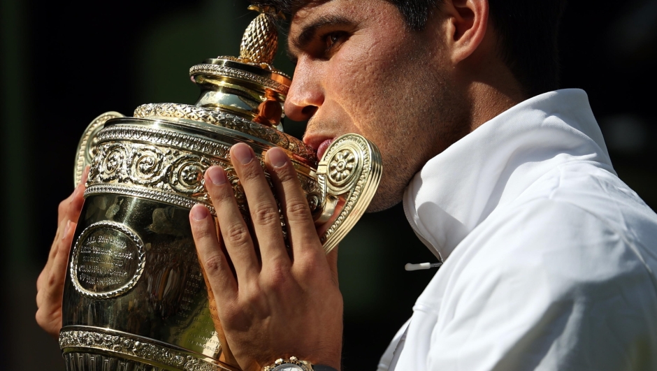 epaselect epa11477889 Carlos Alcaraz of Spain celebrates with his trophy after winning the Men's final against Novak Djokovic of Serbia at the Wimbledon Championships, Wimbledon, Britain, 14 July 2024.  EPA/NEIL HALL  EDITORIAL USE ONLY