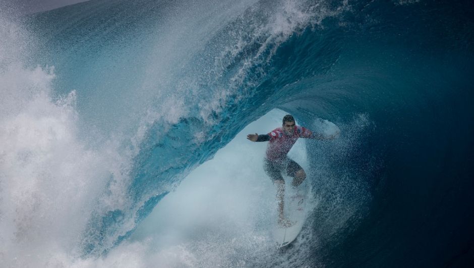 Un surfista vicino alla foam ball di Tahiti. Ph. by Sean M. Haffey/Getty Images