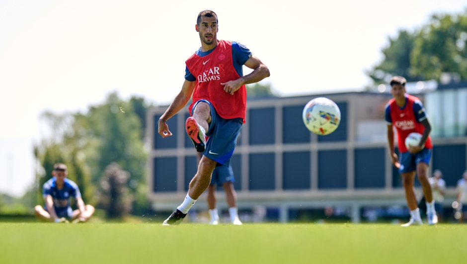 COMO, ITALY - JULY 22: Henrikh Mkhitaryan of FC Internazionale in action during the FC Internazionale training session at the club's training ground BPER Training Centre at Appiano Gentile on July 22, 2024 in Como, Italy. (Photo by Mattia Ozbot - Inter/Inter via Getty Images)